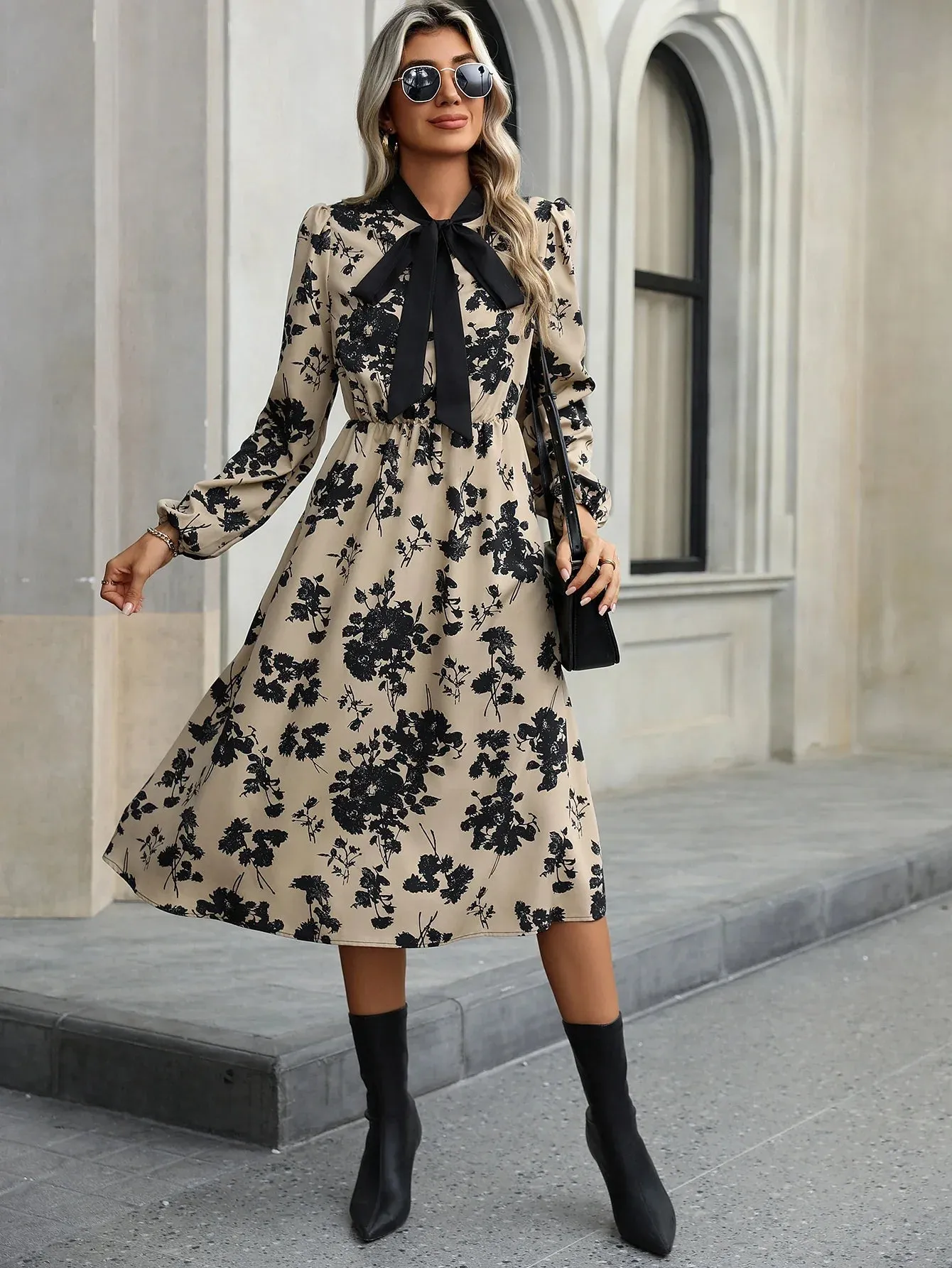 Elegantes Kleid mit schwebendem Kragen und Taillengürtel
