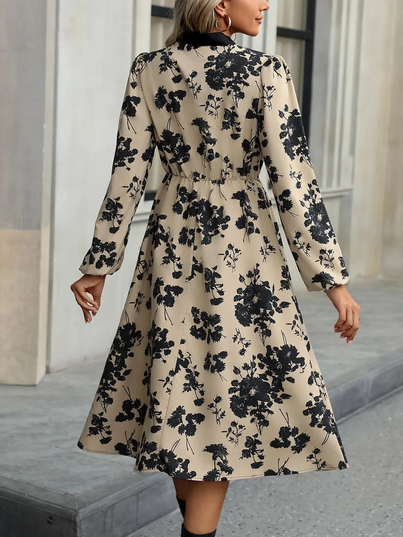 Elegantes Kleid mit schwebendem Kragen und Taillengürtel