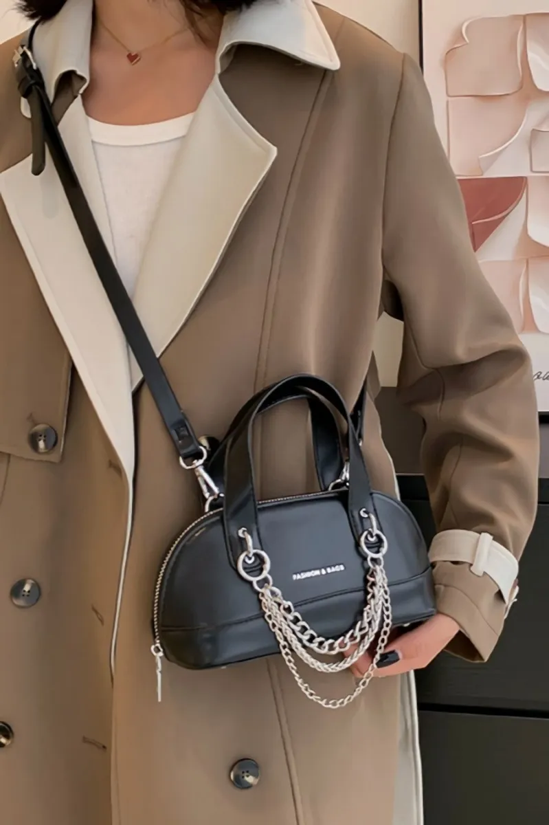 Kleine schwarze Handtasche mit Kettendetail