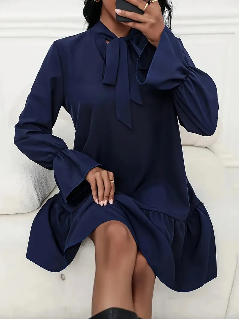 Raffiniertes langrmeliges Kleid mit Schleifenausschnitt und Rüschenbesatz