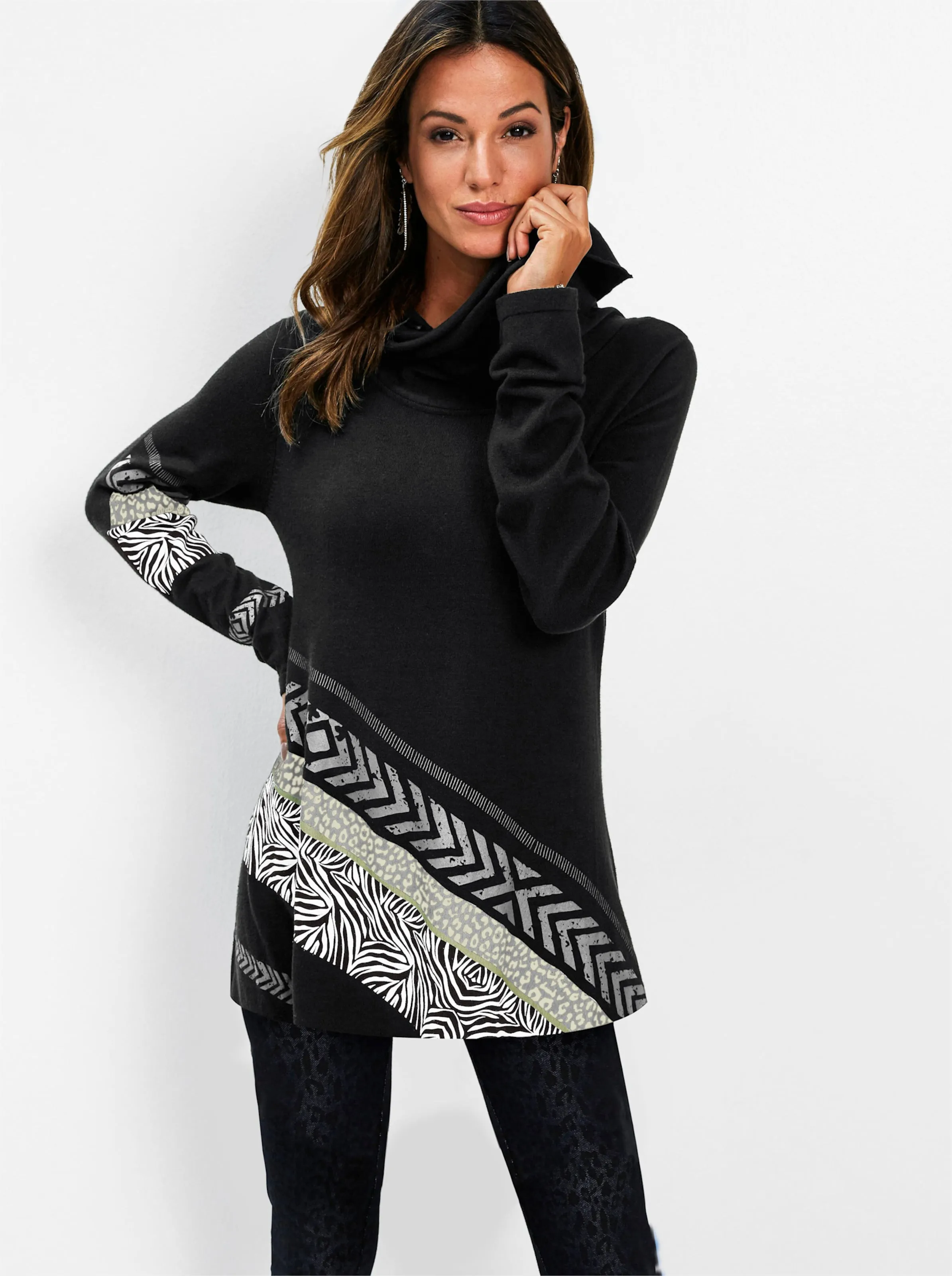 Rollkragenpullover in schwarz-weiß-gemustert